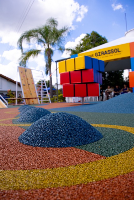 Parque Girassol em Ouro Branco — piso colorido e cubo mágico ao fundo